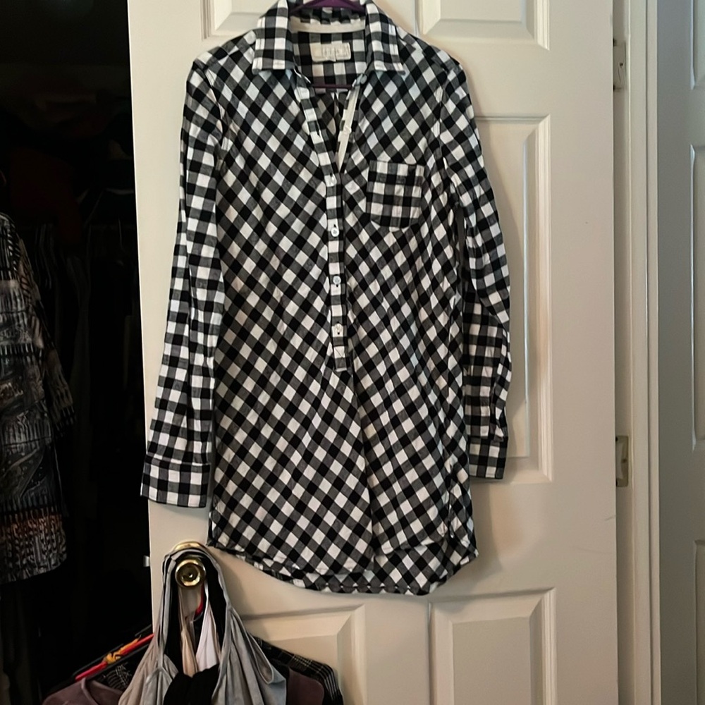 Black and white Size M long flannel shirt. Aerie 34’ long